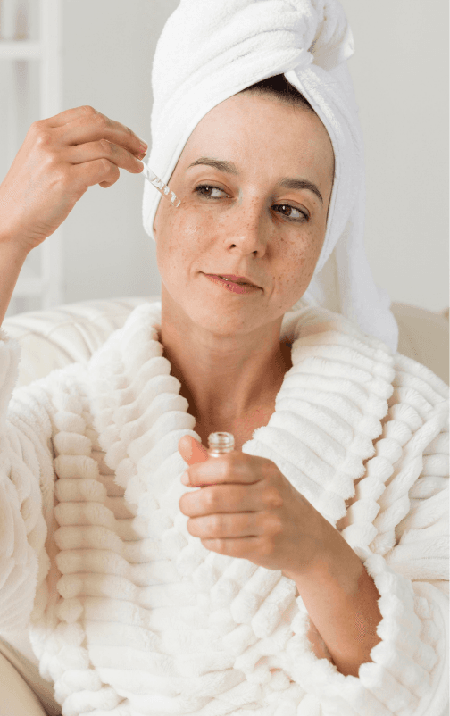 Pessoa aplicando sérum facial com gotejador