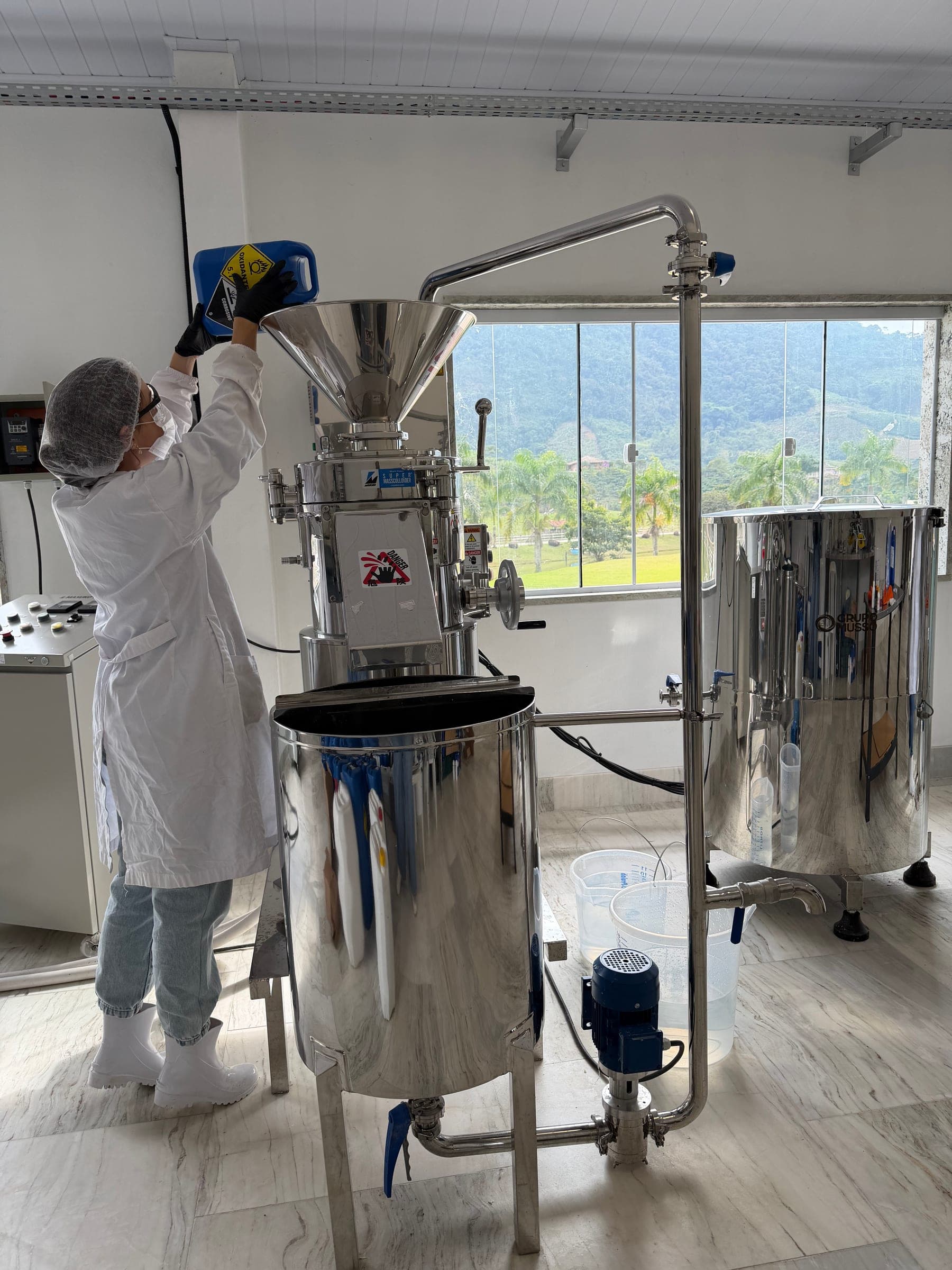 Detalhe macro de processo bio-tecnológico em laboratório da B.Kemi