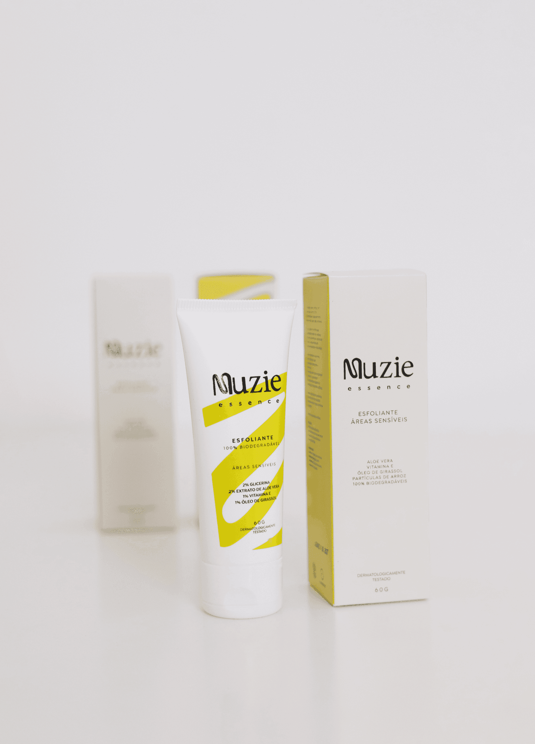 Modelo segurando produto da linha Muzie Essence